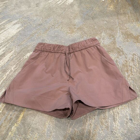 lululemon Cinchable Waist High-Rise Woven Short size S in EUC